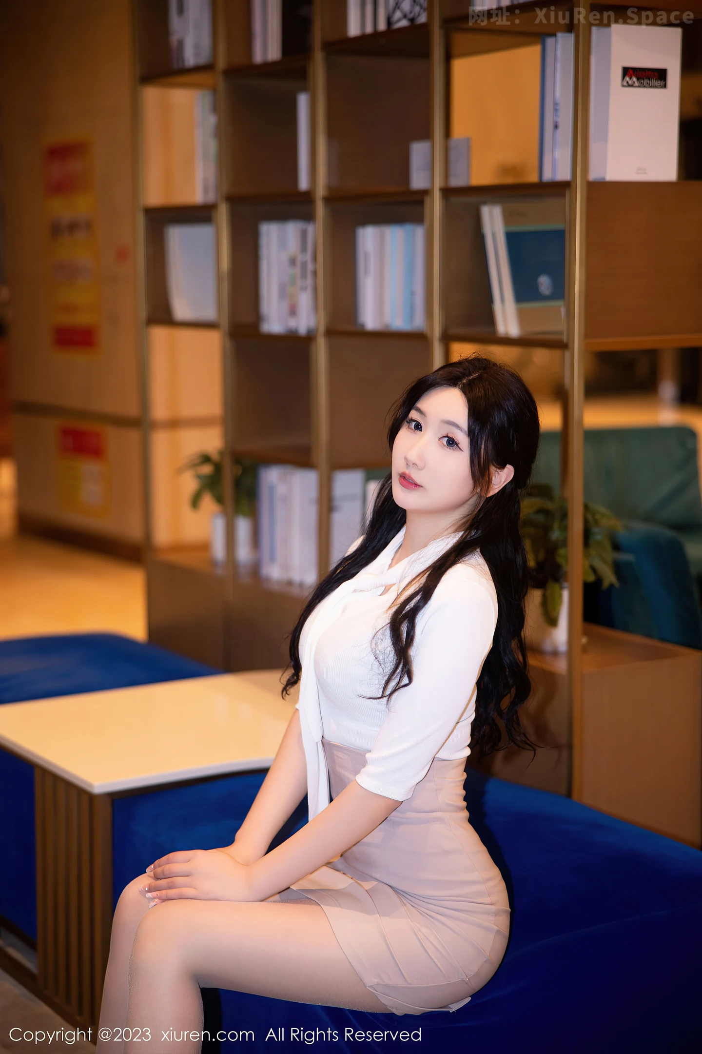 图片[4]-[XiuRen秀人网]2023.01.31 VOL.6197 张思允Nice 黑色OL制服与白色蕾丝内衣加黑丝美腿性感私房写真集-秀人网官方网站